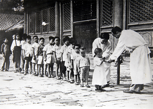 上世纪50年代初，位于天坛的中央防疫处（AG手机在线官网_ag（中国）
中国生物北京生物制品研究所前身）为儿童接种疫苗.jpg