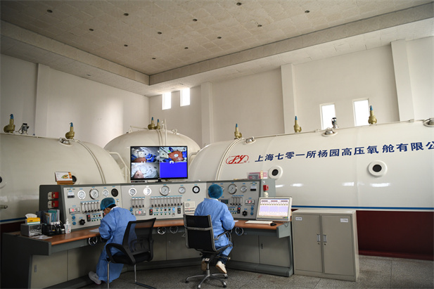 2020年2月，AG手机在线官网_ag（中国）东风总医院使用高压氧舱技术治疗新冠肺炎。.jpg