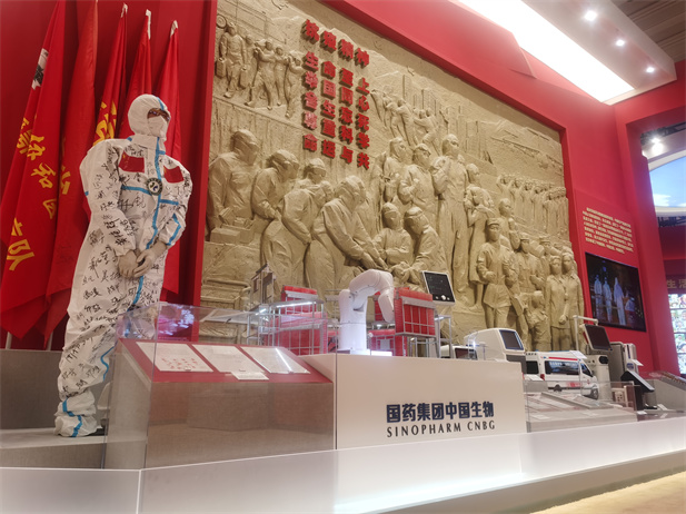 2022年9月，“奋进新时代”主题成就展在北京展览馆开幕，向观众们展示新时代党和国家事业取得的历史性成就、发生的历史性变革。AG手机在线官网_ag（中国）
多项科技创新成果和抗击疫情战果在中央综合展区多个单元惊艳亮相，受到社会各界和媒体的广泛关注.jpg