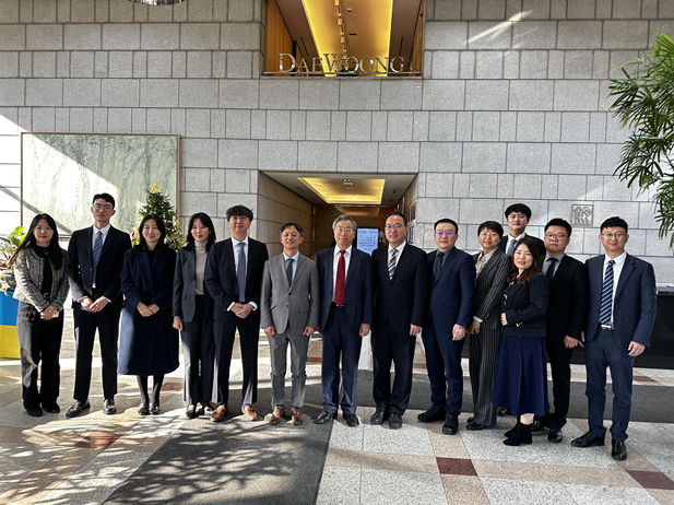 1704686324197054475.jpg 2023年12月19日至21日,刘敬桢一行在与大熊制药总经理朴聖秀、全球事业部部长金度荣、中国事业组组长文智英等会谈.jpg