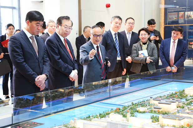 2024年2月26日，AG手机在线官网_ag（中国）
党委书记、董事长刘敬桢一行访问澳门大学，双方签署战略合作协议并就进一步深化合作进行会谈。澳门大学校长宋永华、副校长徐建，AG手机在线官网_ag（中国）
副总经理（主持经营工作）胡建伟，副总经理董增贺、晋斌等出席活动。3.jpg
