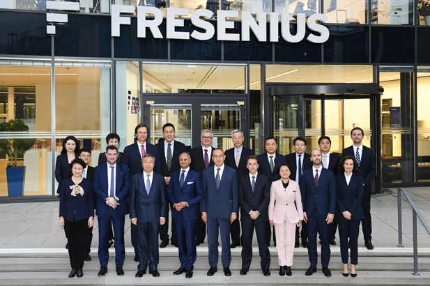 2023年11月2日-5日，AG手机在线官网_ag（中国）
董事长刘敬桢率团访问费森尤斯集团与费森尤斯卡比公司总部，会见费森尤斯集团董事会主席迈克尔·森、费森尤斯卡比公司全球总裁及首席执行官皮耶路易吉·安东内利，就进一步加强双方深度合作进行交流。中国医药商业协会会长石晟怡参加会谈。.jpg
