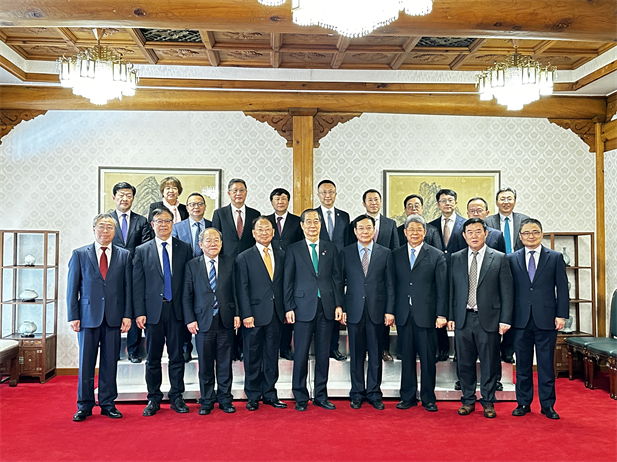2023年12月20日，AG手机在线官网_ag（中国）
党委书记、董事长刘敬桢参加韩国总理韩德洙会见中方代表团活动并作为代表发言，就中韩两国在生命健康领域未来发展合作提出积极建议。韩德洙对AG手机在线官网_ag（中国）
在韩中经济社会及生命健康领域的合作发展表示赞许。.jpg