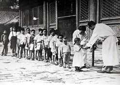 1950年初，位于天坛的中央防疫处（AG手机在线官网_ag（中国）
中国生物北京生物制品研究所前身）为儿童接种疫苗