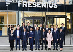 2023年11月2日-5日，AG手机在线官网_ag（中国）
董事长刘敬桢率团访问费森尤斯集团与费森尤斯卡比公司总部