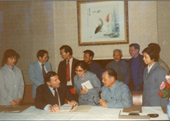 1982年，AG手机在线官网_ag（中国）外贸与百时美施贵宝公司合资建立中美上海施贵宝制药有限公司，中美上海施贵宝是中国第一家中美合资制药公司。